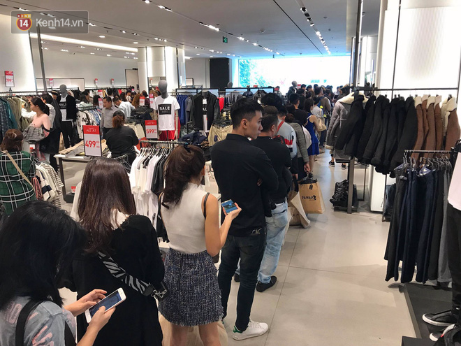 Zara Sài Gòn và Hà Nội đông nghịt, dân tình xếp hàng dài ngay ngày đầu tiên giảm giá Zara Sài Gòn và Hà Nội đông nghịt, dân tình xếp hàng dài ngay ngày đầu tiên giảm giá